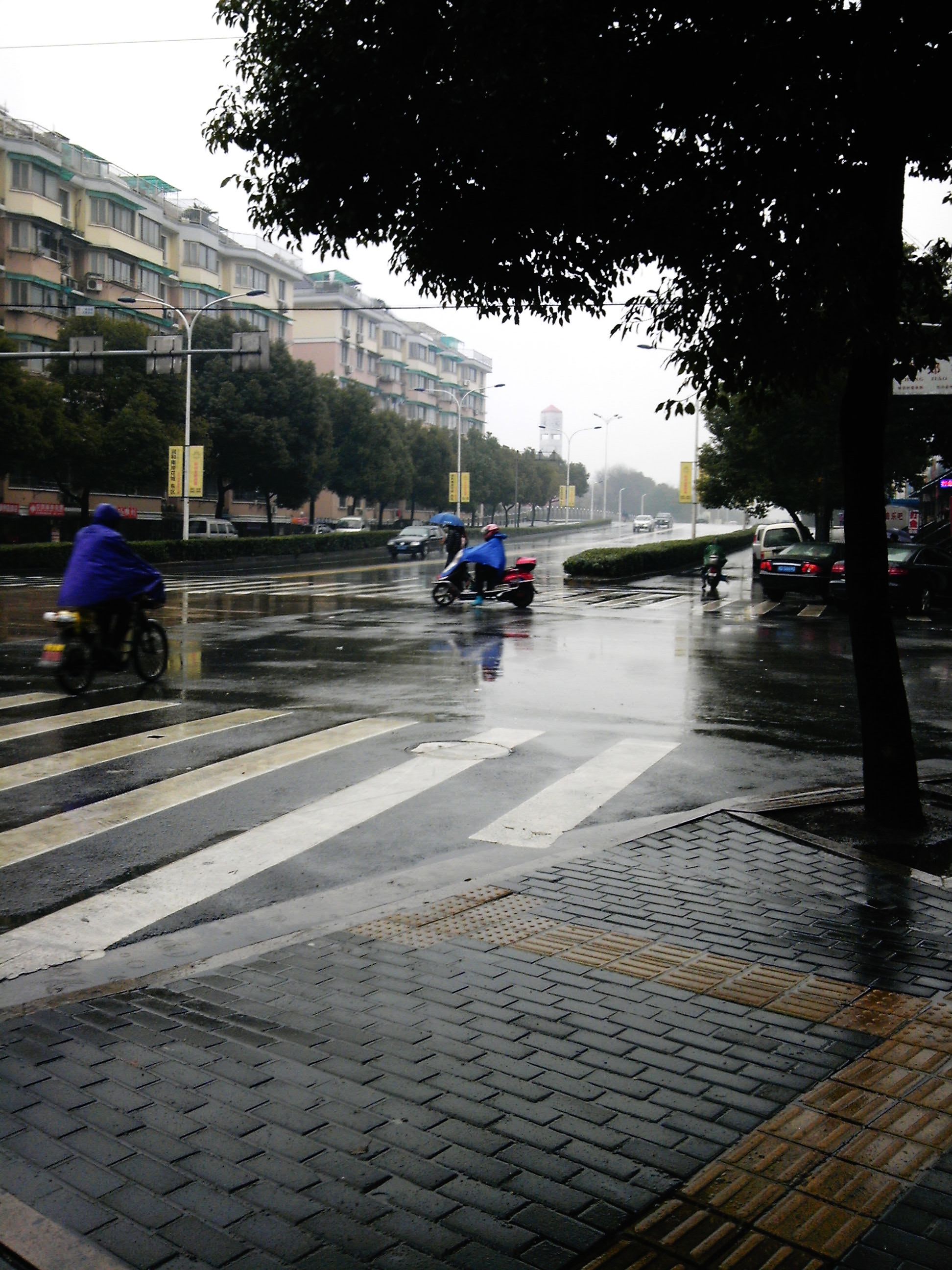 下雨天的十字路口