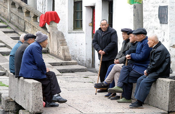 2004年冬,摄于绍兴八字桥,一群老人在桥脚边的石凳上小憩闲聊着.