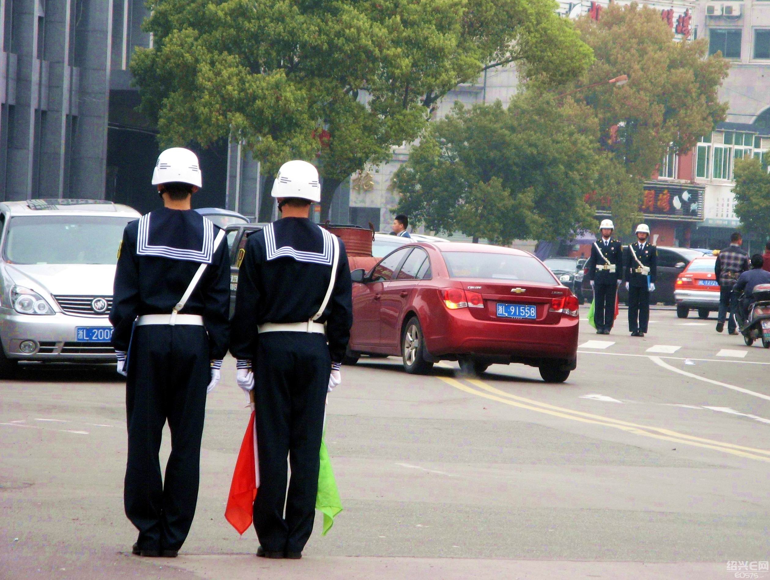 海军纠察人员,定点定时在街头检查过往的军车和军人的风纪