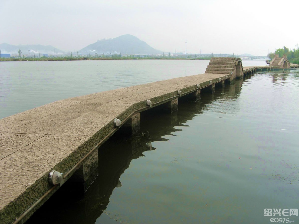 近年来,市政府投入巨额资金,实施鉴湖水环境整治工程,重塑水乡美景.