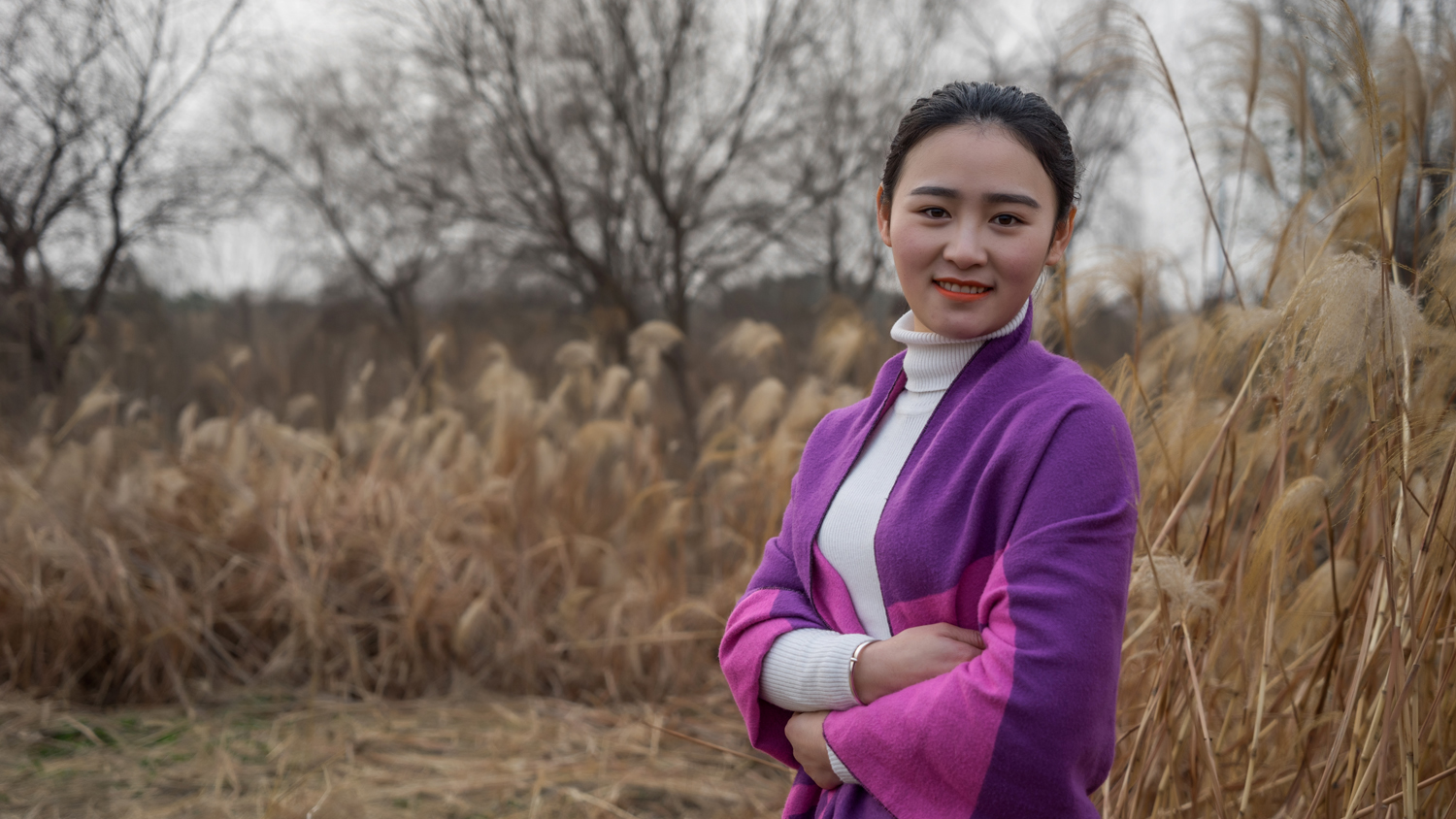 芦苇丛中的美女