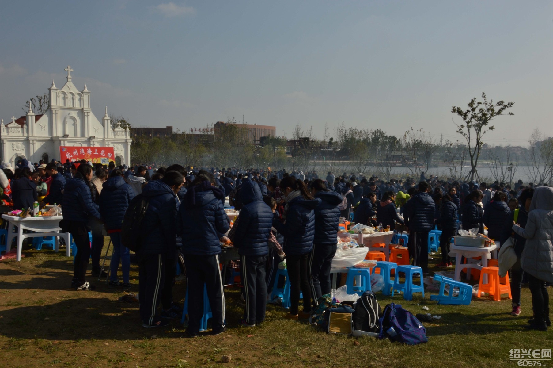 《上虞日报》:柯桥中学高二学生赴杭州湾海上花田景区烧烤社会实践