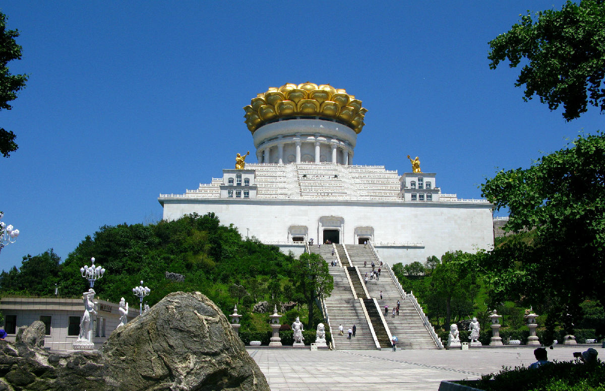 蓝天下的龙华寺与兜率宫