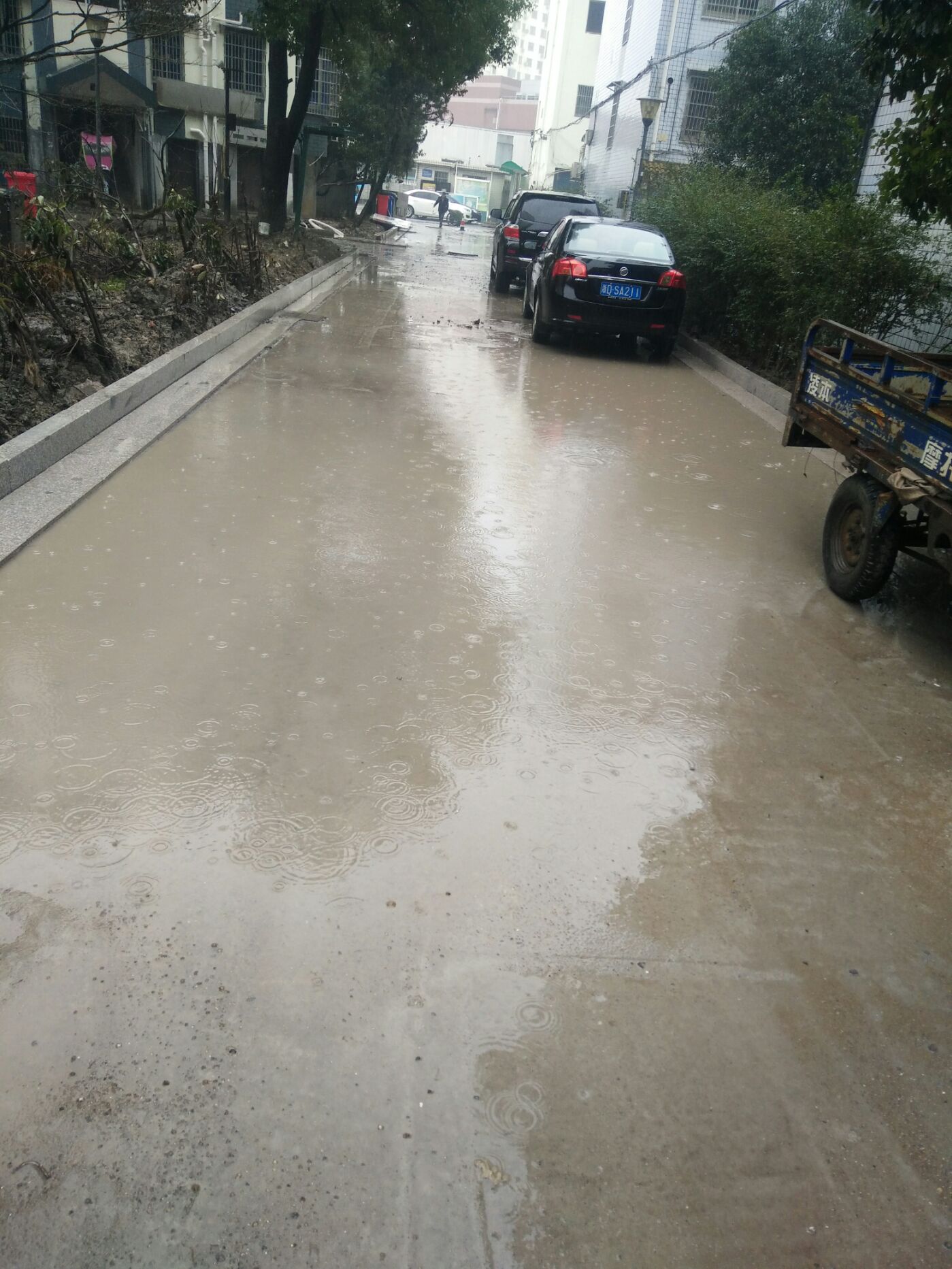 小区改造后,下雨天到处是水潭