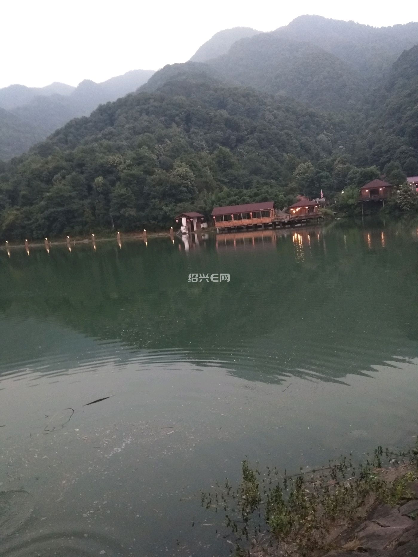 绍兴杂谈 平水镇东桃村大岙口水库旁是否可以建饭店,严重污染水质.