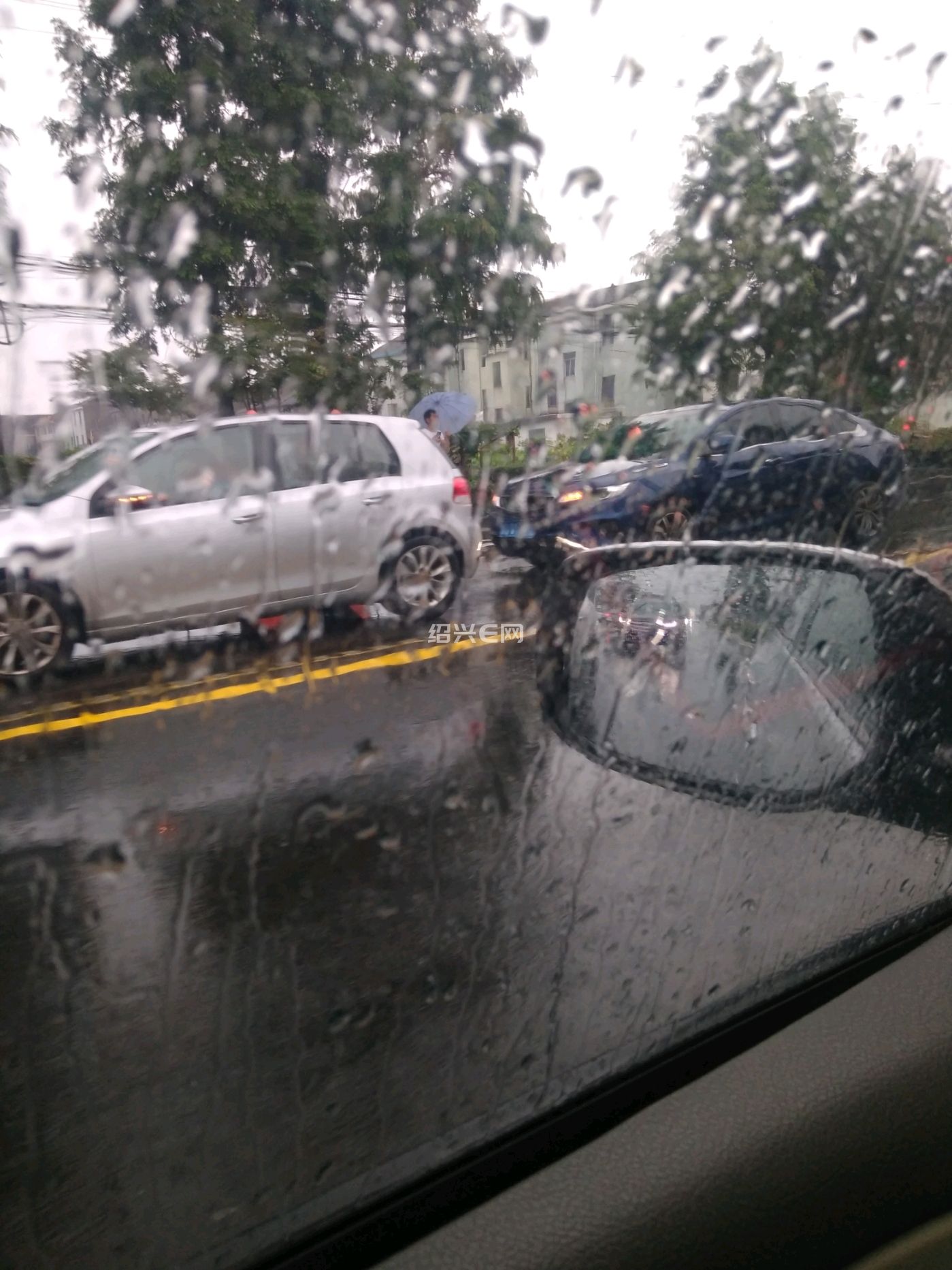 由西向东.发生三车追尾,雨天路滑小心行驶.