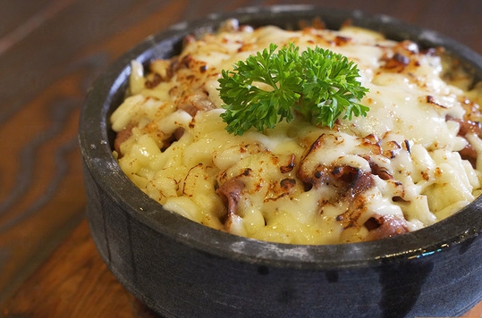 荃湾「爆丼丼」推出期间限定,足料鱼生饭,海胆丼,拉丝芝士牛肉丼饭