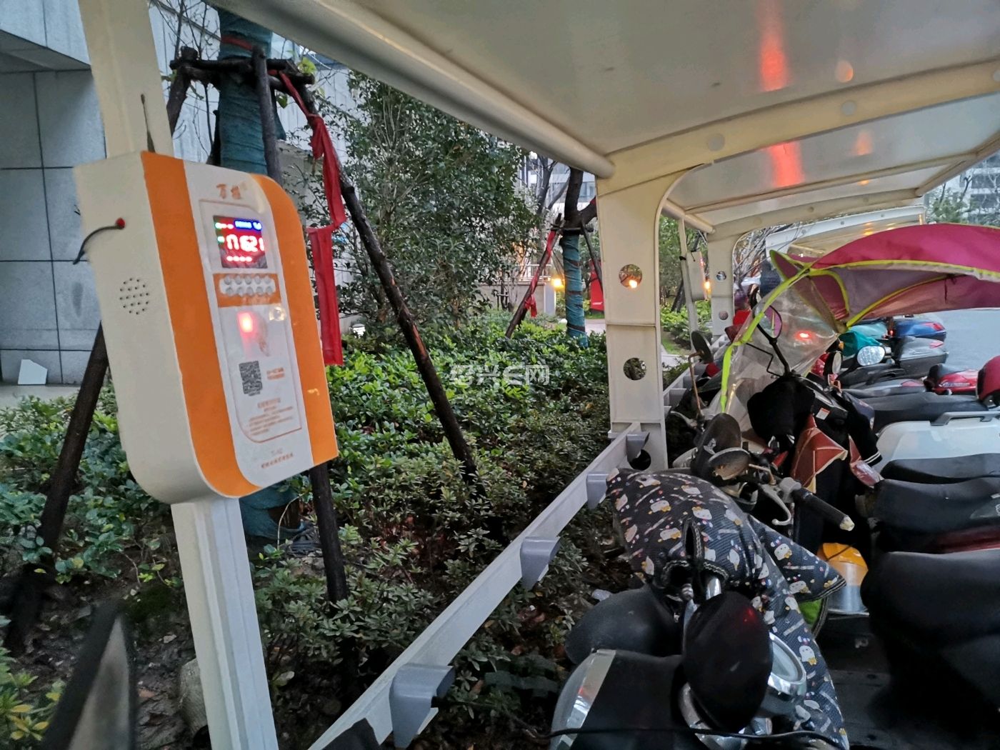 电瓶车智能充电桩真方便