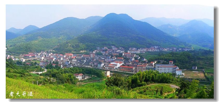 嵊州下王镇清溪漂流石舍村火山节理覆卮山南部泉岗古村实景图