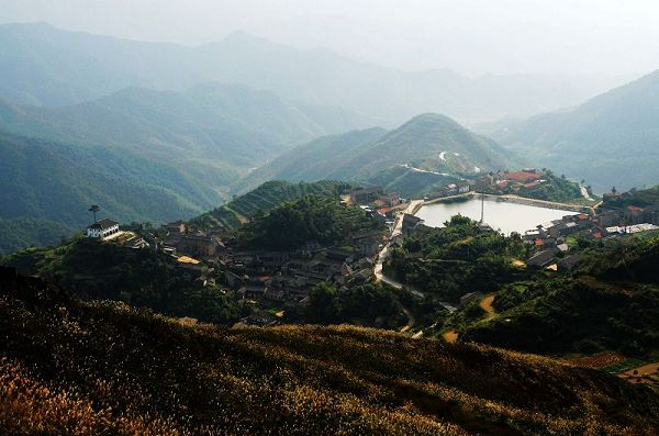 嵊州下王镇清溪漂流石舍村火山节理覆卮山南部泉岗古村实景图