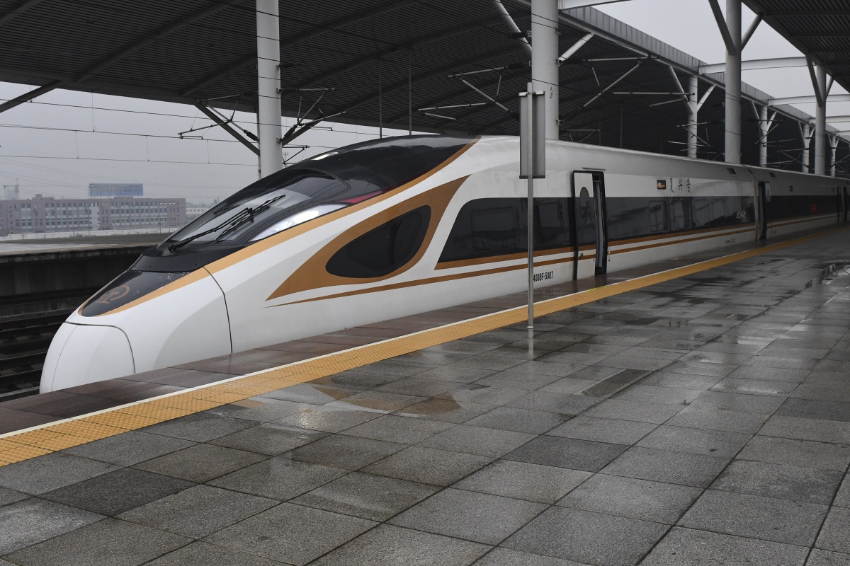 2018.12.21中国铁路最先进的"复兴号"高铁列车停靠在绍兴北站