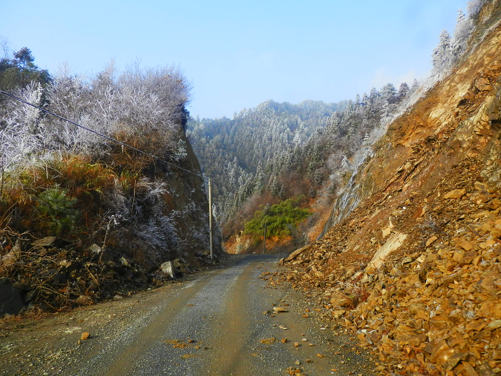 顺便得提醒冬天去白际驴行的同学们,盘山公路上塌方点很多,大车根本