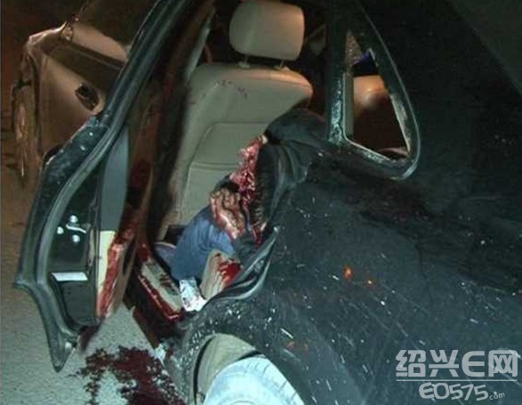 男子把头伸出车窗吐酒被撞 人头落地遭碾压