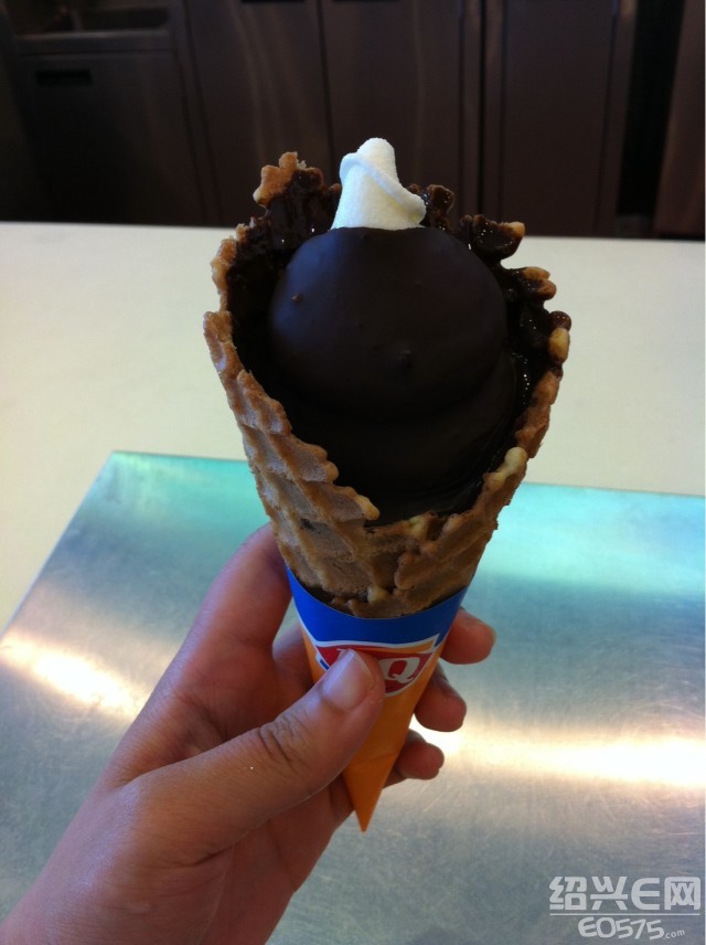 dq华夫甜筒 真坑