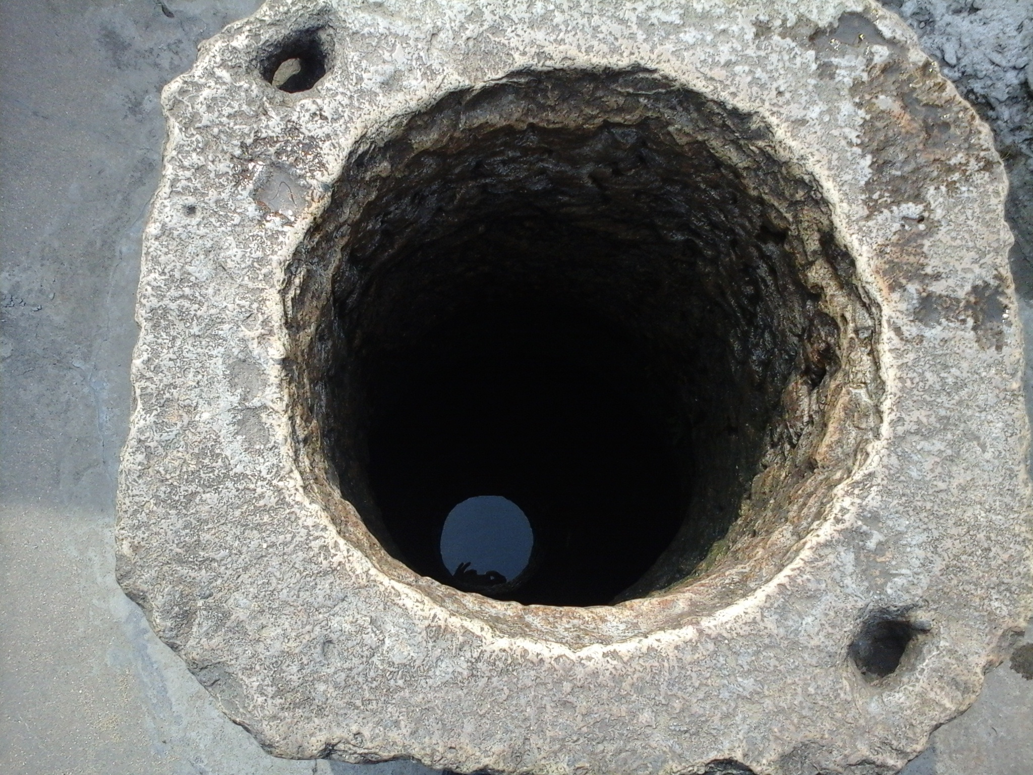 绍兴城里,这口古井距今已有393年的历史了.难得啊