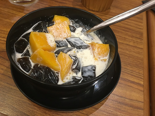 芒果白雪烧仙草 说来每次去吃甜点我总喜欢点份烧仙草 喜欢烧仙草滑滑