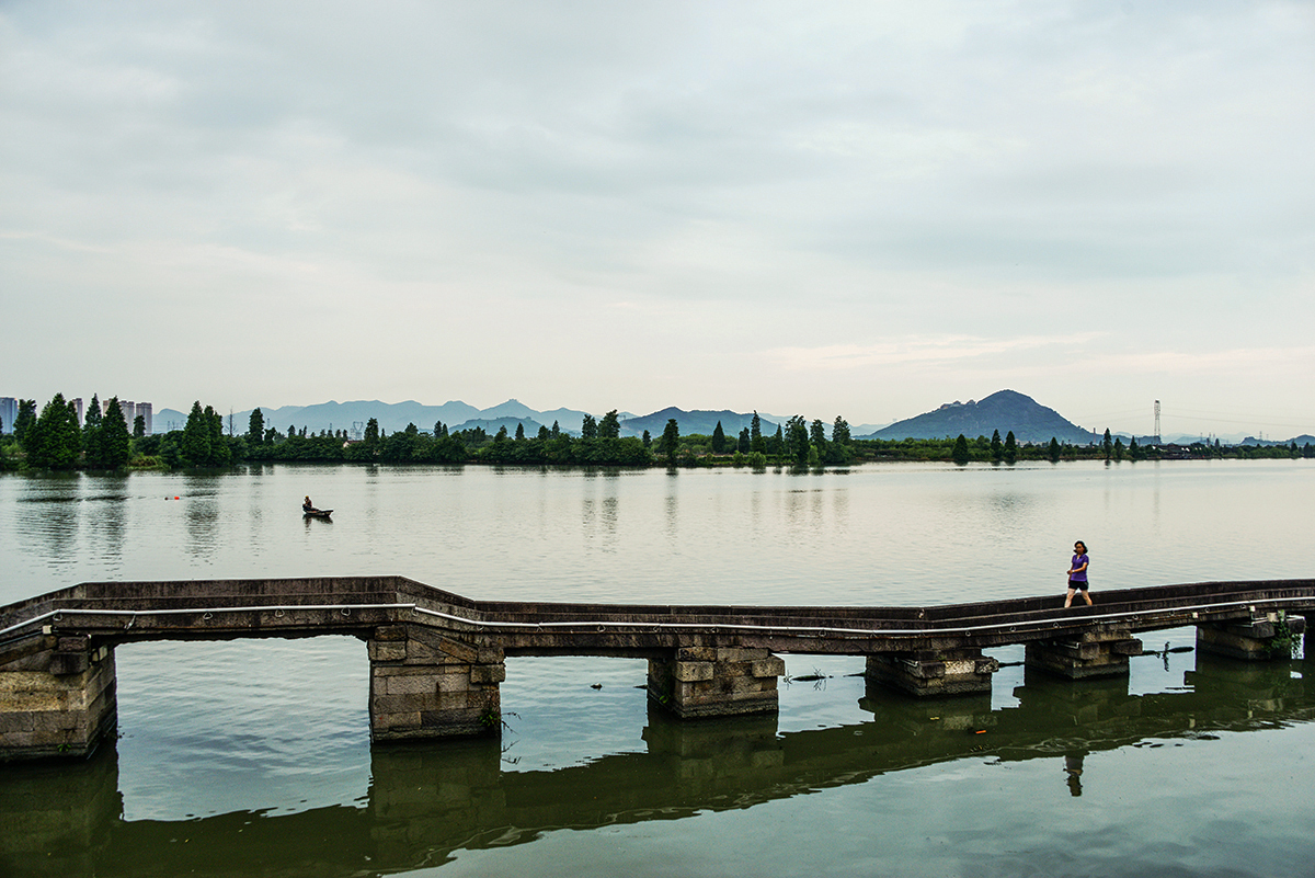 图说绍兴 渔舟时现是鉴湖的旖旎风景         鉴湖水系是典型的江南