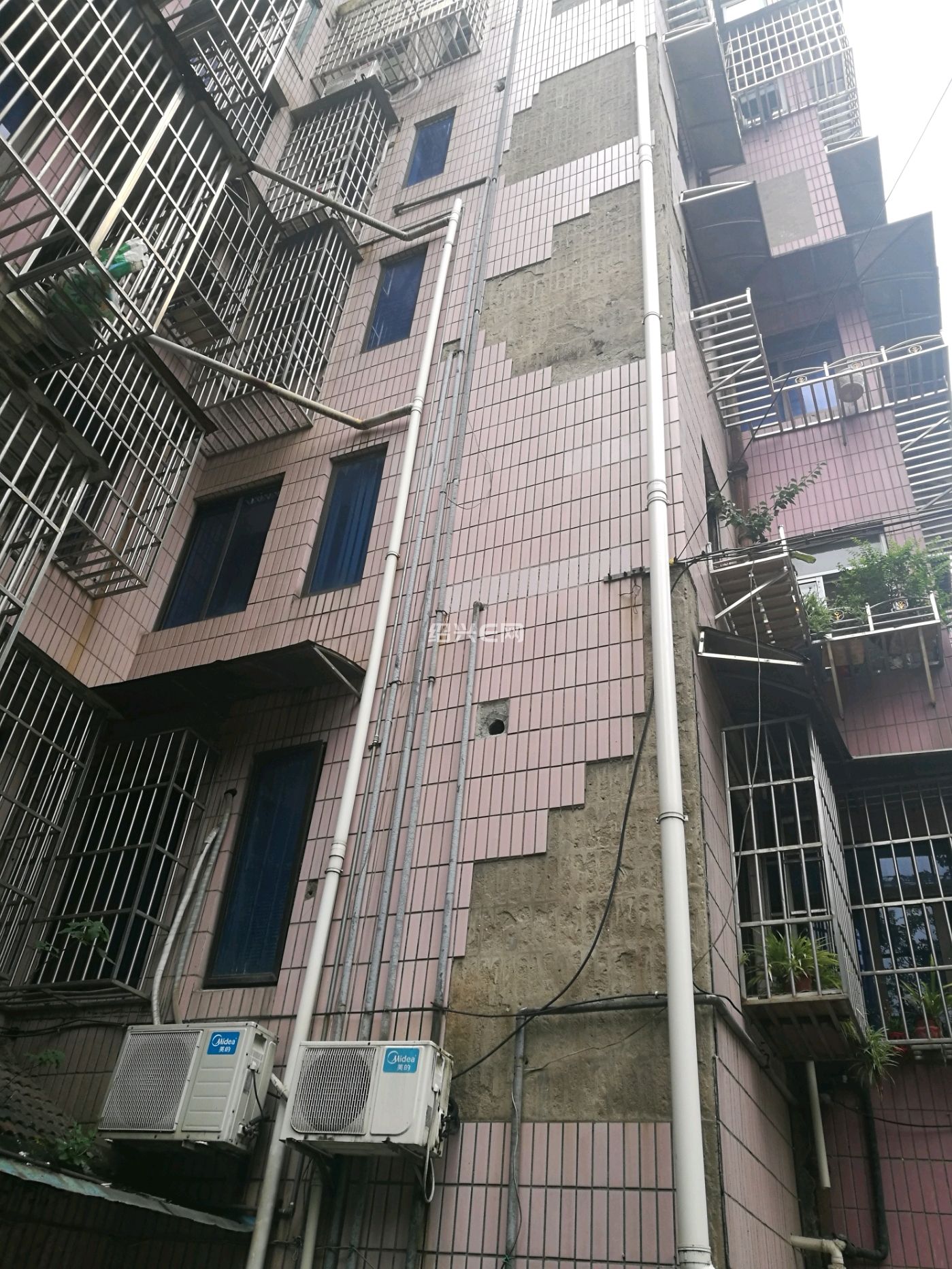 位于绍兴大校场银都花园小区9幢墙面严重损坏脱落已有车子砸坏,搞卫生