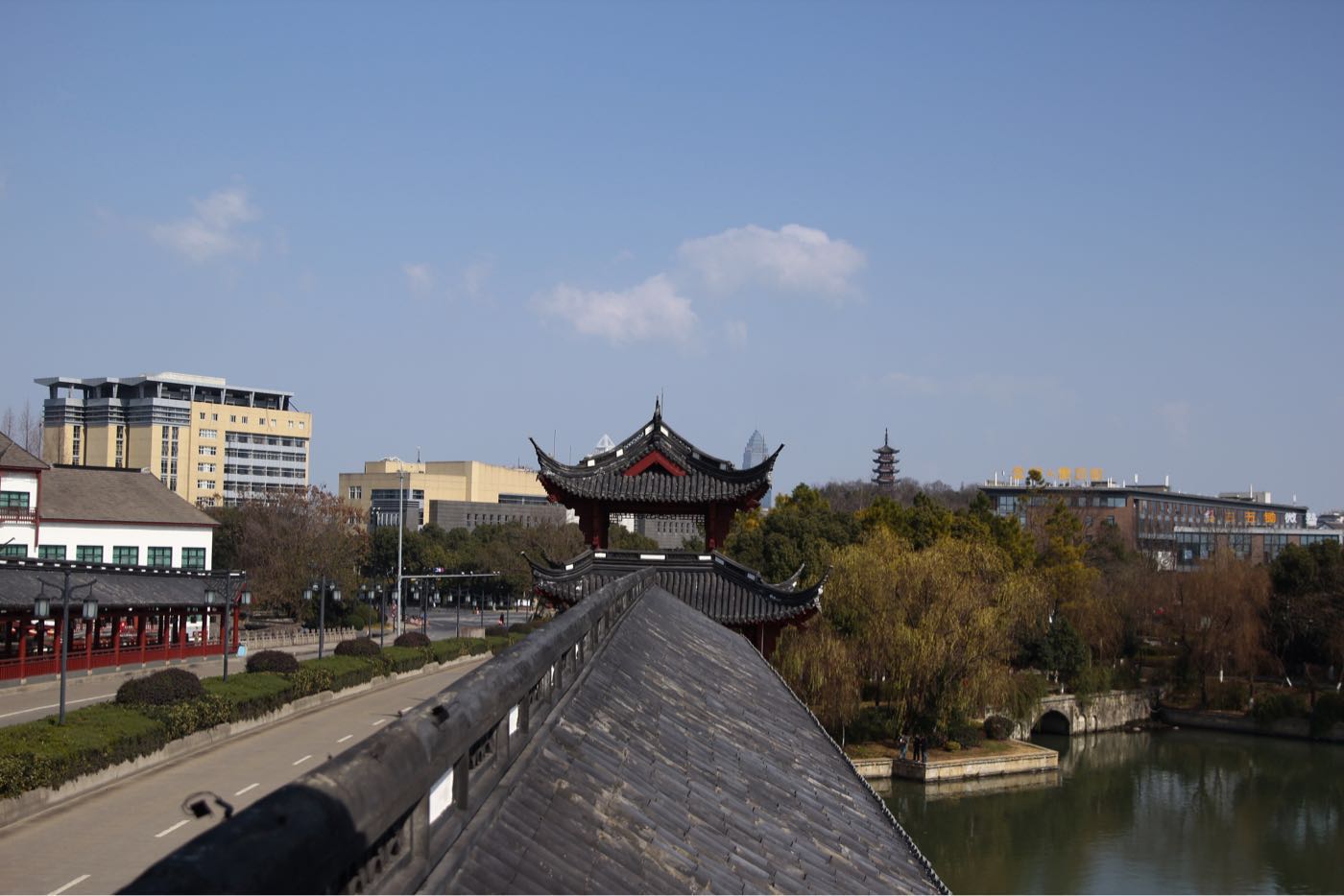 蓝天白云下的风则江廊桥