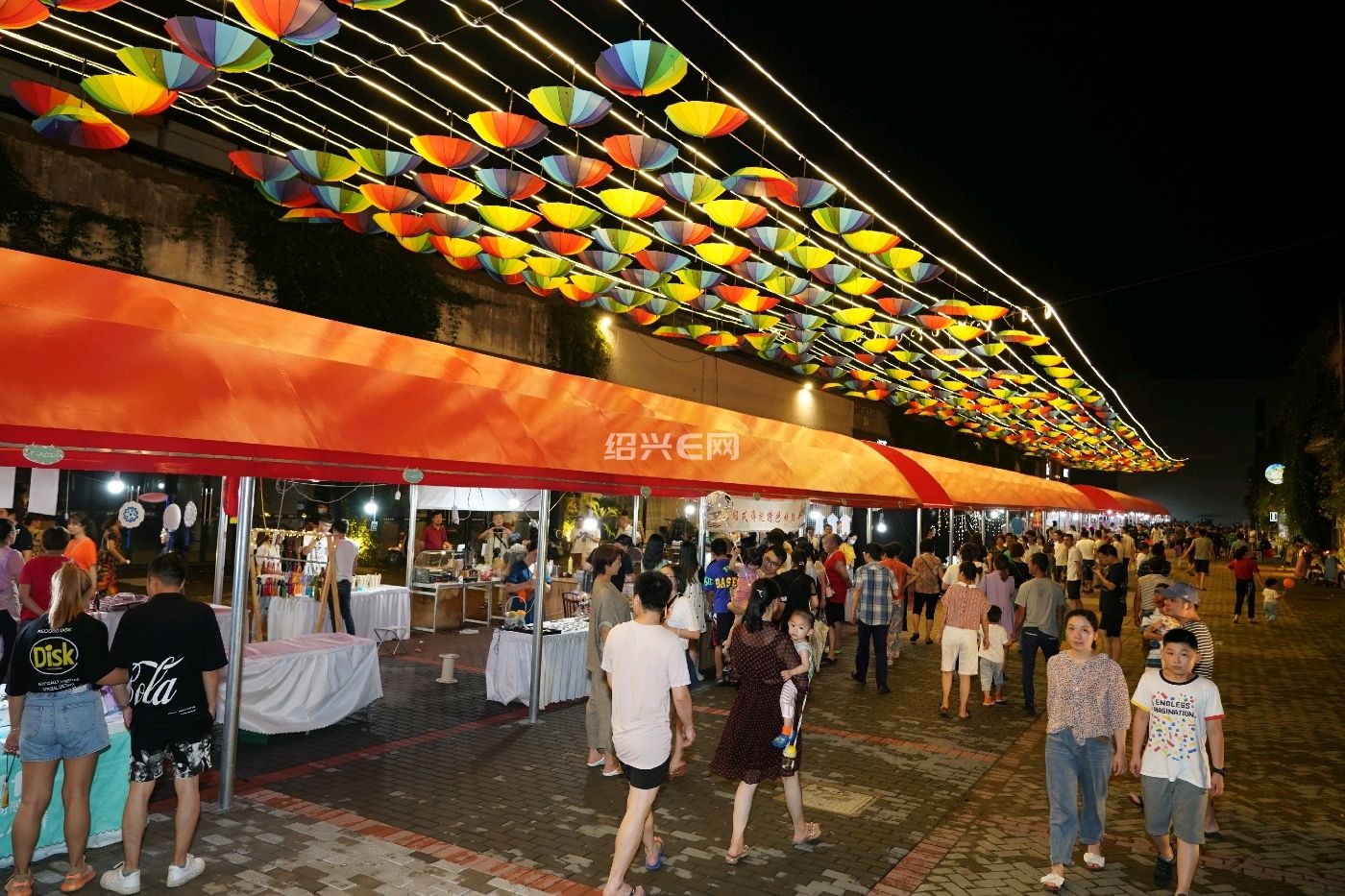 逛城东夜市,仿佛回到了当年的东街.致敬未来绍兴的"刘强东"们