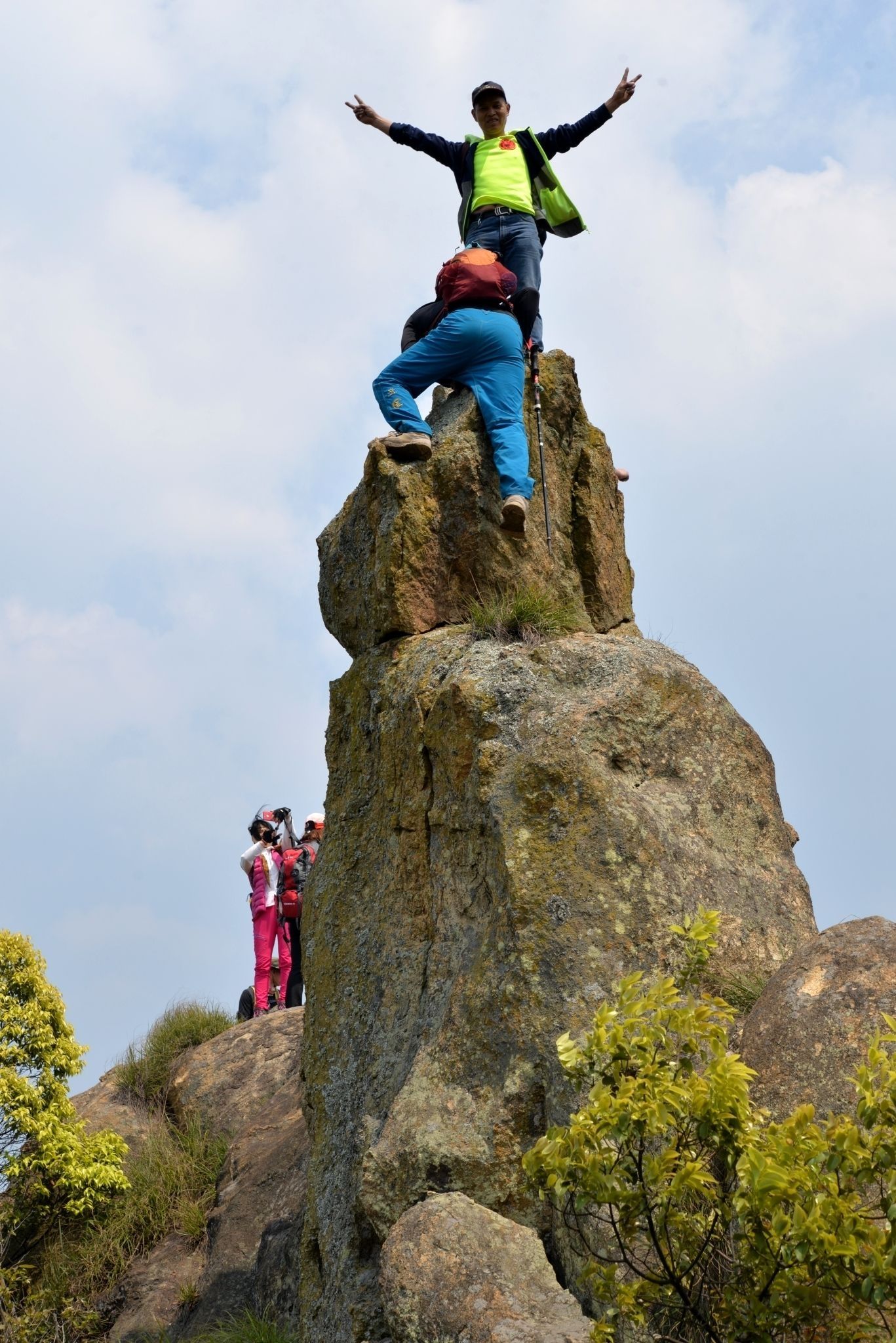 借绳索,援岩间百树,一张一驰. 幽见秀壑深坞,凌山风有寒,唯恐造次.