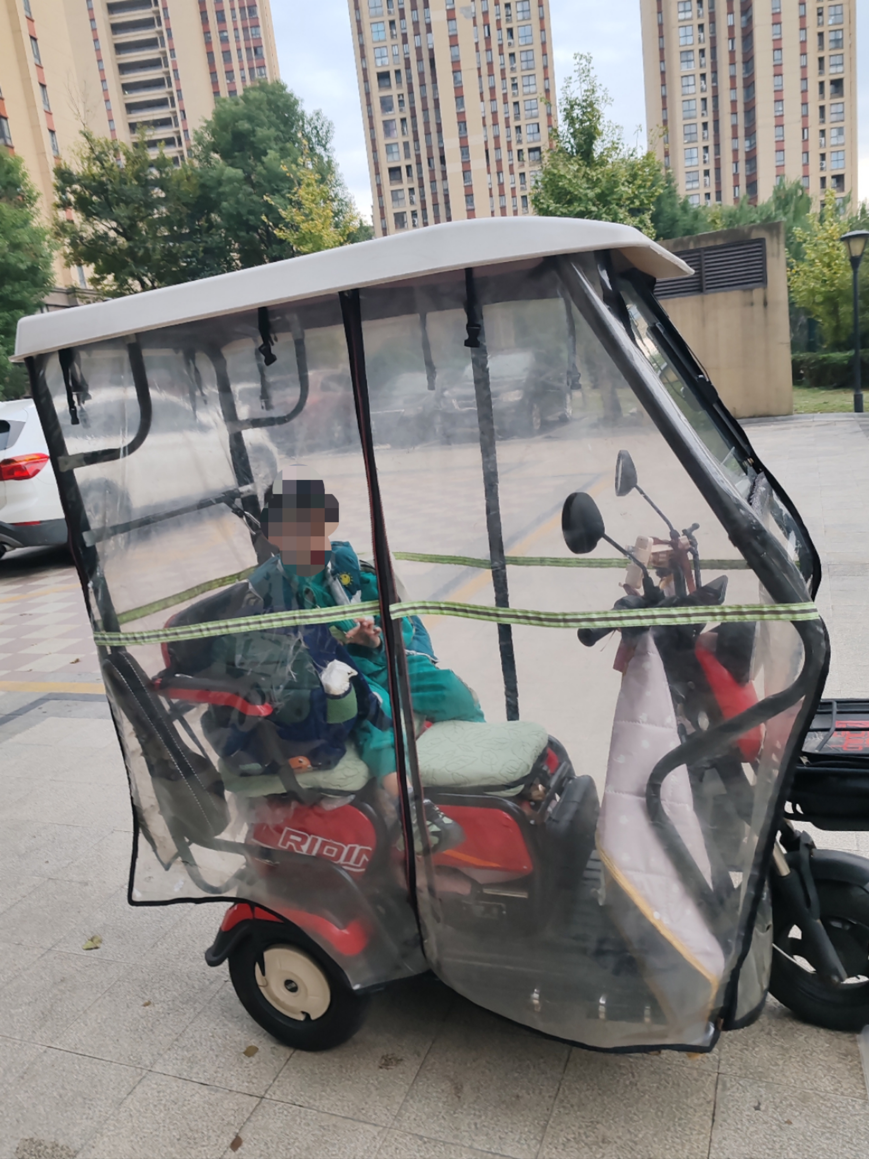 三轮车雨棚违法图片