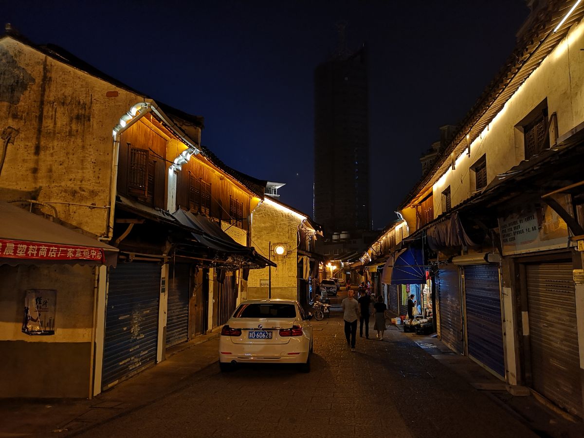 2018.9.26老街夜景～萧山街,夜晚的灯光照在青石板上