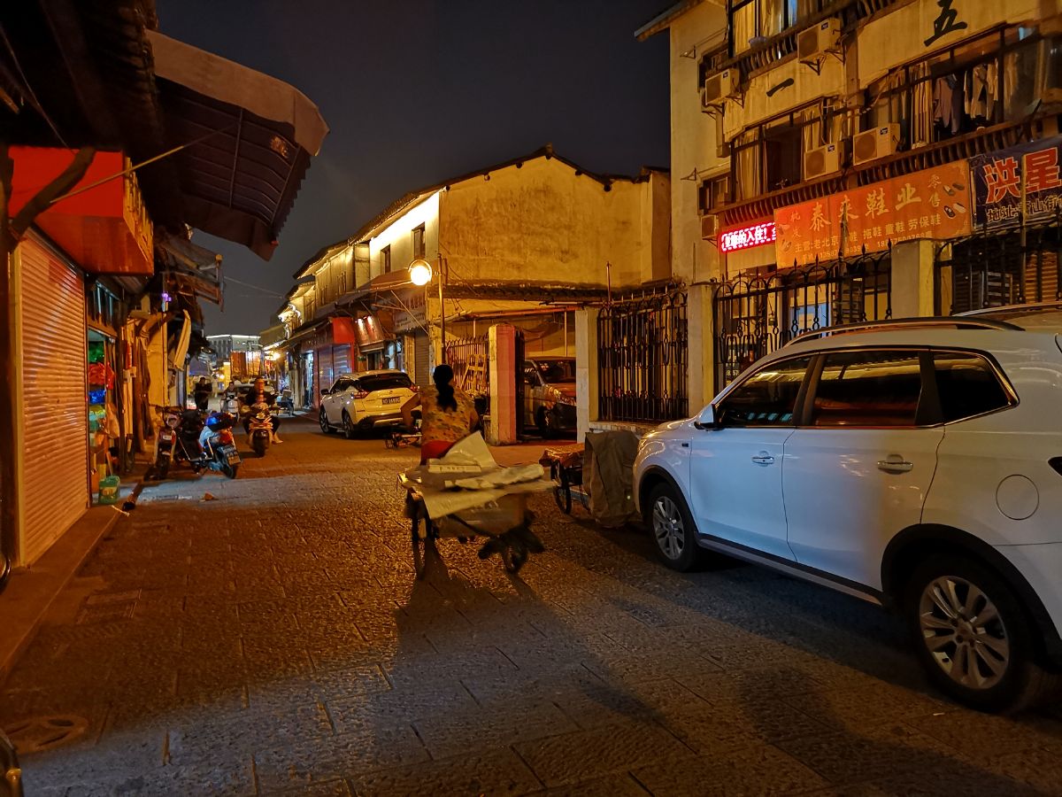 2018.9.26老街夜景～萧山街,夜晚的灯光照在青石板上