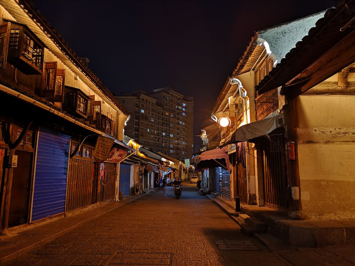2018.9.26老街夜景～萧山街,夜晚的灯光照在青石板上