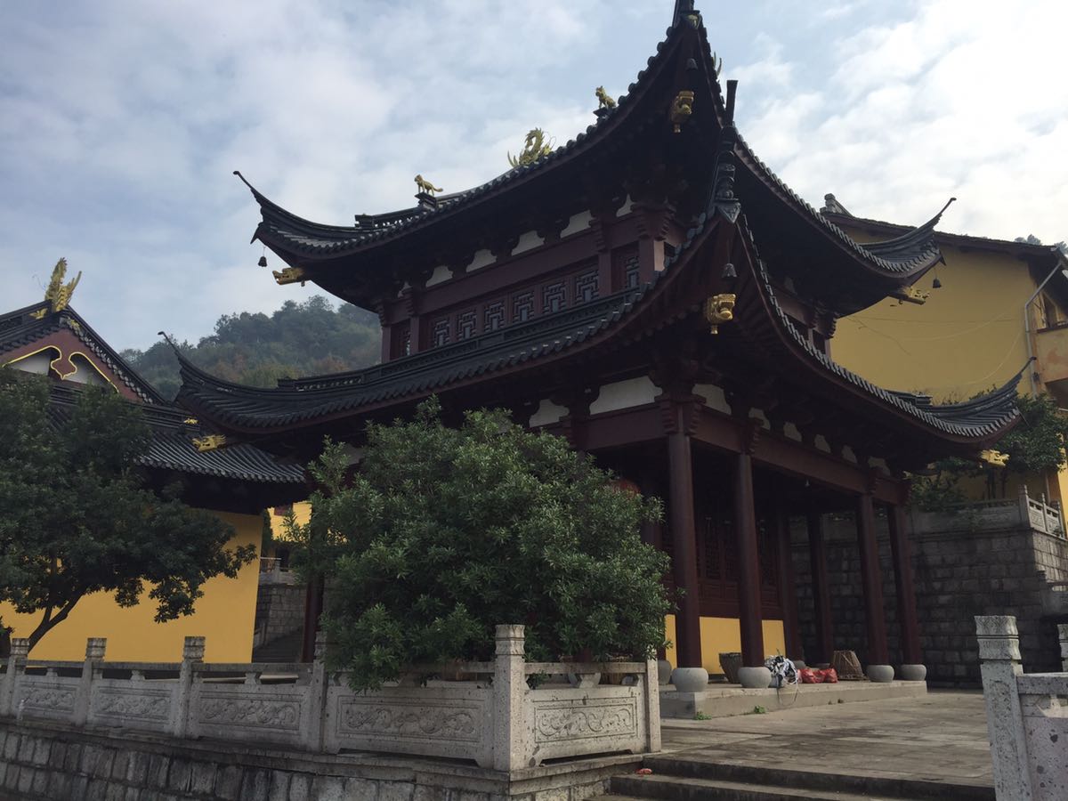 法印寺位于绍兴城南会稽山麓的九里村,与炉峰禅寺比 br>