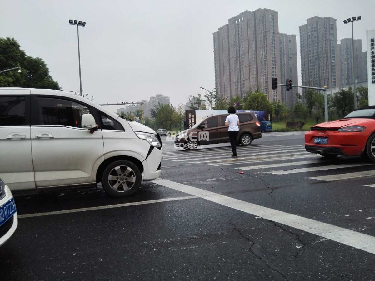 麵包車追尾保時捷敞篷跑車